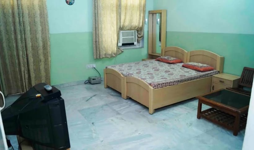 AC Deluxe room — green wall